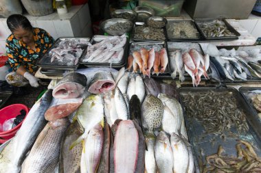 Ho Chi Minh Şehri, Vietnam - 23 Ocak 2018 Ben Thanh Market, Ho Chi Minh City, Vietnam 'daki balık pazarında balık temizleyen Vietnamlı kadın.