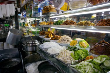 Ho Chi Minh City, Vietnam - 23 Ocak 2018: Ben Thanh Market, Ho Chi Minh City, Vietnam 'daki bir sokak yiyecek pazarında Vietnam yemeği aranjmanı.