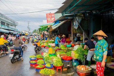 Duong Dong, Phu Quoc Adası, Vietnam - 25 Ocak 2018: Vietnam pazarı sokak tarama satıcıları Duong Dong, Phu Quoc Adası, Vietnam 'daki Duong Dong Market' te taze sebze satıyorlar..