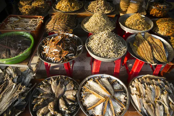 Duong Dong, Phu Quoc Adası, Vietnam 'da bulunan Duong Dong Market' teki bir markette kurutulmuş tuzlanmış balık aranjmanı..