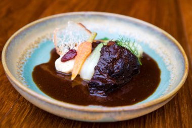 Kırmızı şarap sebzeli kuzu budu..