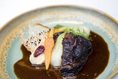 Kırmızı şarap sebzeli kuzu budu..