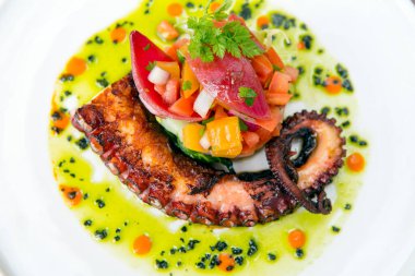 Taze sebzeli ızgara ahtapot salatası. Akdeniz diyetinden sağlıklı bir yemek.