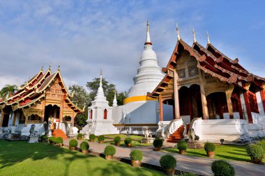 Wat Phra Singh 'in dış cephesi Chiang Mai, Tayland' da. Chiang Mai 'nin en çok ziyaret edilen tapınağı; Wat Phra Singh, şehrin en saygı duyulan Buda imajına sahip olduğu için ün yapmıştır.).