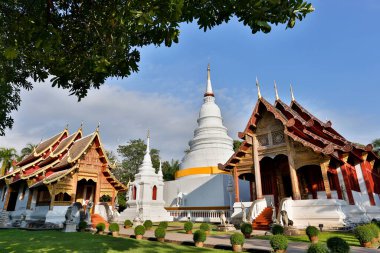 Wat Phra Singh 'in dış cephesi Chiang Mai, Tayland' da. Chiang Mai 'nin en çok ziyaret edilen tapınağı; Wat Phra Singh, şehrin en saygı duyulan Buda imajına sahip olduğu için ün yapmıştır.).