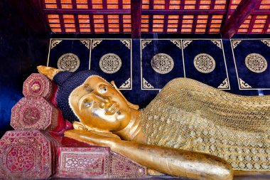 Tayland 'ın Chiang Mai şehrinde Budist bir tapınak olan Wat Chedi Luang' da uzanan bir Buda..