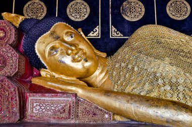 Tayland 'ın Chiang Mai şehrinde Budist bir tapınak olan Wat Chedi Luang' da uzanan bir Buda..