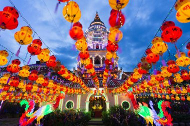 Penang, Malezya - 15 Şubat 2017: Malezya 'nın Malezya eyaletinin Georgetown şehrinde bulunan Kek Lok Si Tapınağı' nda Çin Yeni Yılı aydınlatılmış kağıt fener. Malezya 'daki en büyük Budist tapınağıdır..