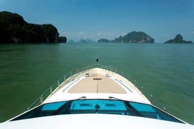Lüks bir yat güvertesinden Phang Nga Körfezi manzarası. Phang Nga Körfezi Tayland 'daki Phuket Adası' na yakın..
