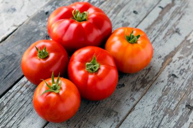 Kırsal ahşap arka planda taze taze organik domatesler..