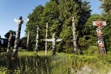 İlk Milletler, Kanada 'nın Britanya Kolumbiyası, Vancouver şehrinde bulunan Stanley Park' ın yerli totem kutupları..