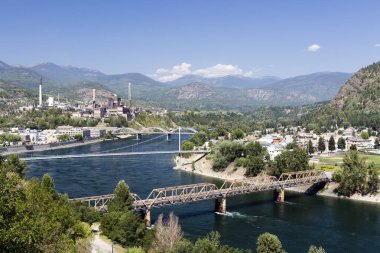 Batı Kootenay, Britanya Kolumbiyası, Kanada 'da kurşun çinko dökümhanesi bulunan Kolombiya ve Kolombiya Nehri manzarası.