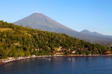 Amed Sahili ve Jemeluk Körfezi kıyı köyü. Canlı resifler, lezzetli deniz ürünleri ve Endonezya 'nın Bali kentindeki Agung Dağı' nın büyüleyici manzarası..