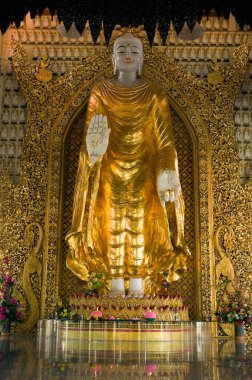 Penang, Malezya - 18 Nisan 2009: Dhammikarama Burma Tapınağı 'nın iç görünümü Malezya' nın Penang eyaletinde yer alan George Town içinde bulunan bir Theravada Budist tapınağıdır..