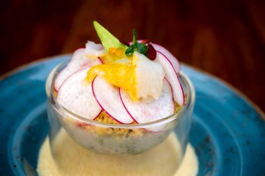 Kuskus ve avokado soslu turp salatası..