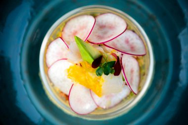 Kuskus ve avokado soslu turp salatası..