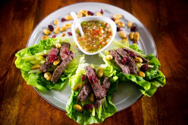 Neua Yang Nam Tok adında Tayland usulü ızgara biftek salatası.