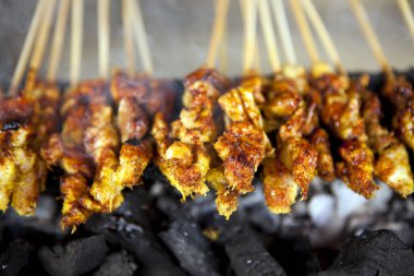 Izgarada pişen ızgara tavuk yahnisi çeşitleri. Satay ya da sate, baharatlı, şiş ve ızgara et ile servis edilen bir Java yemeğidir. Satay Java kökenlidir ama Endonezya, Güneydoğu Asya, Avrupa ve Ameri 'ye yayılmıştır.