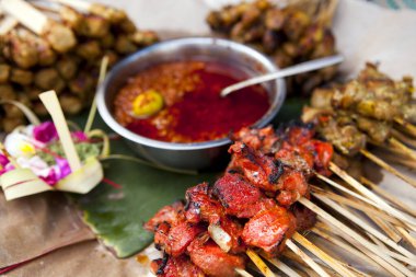 Izgara tavuk satay karışımı. Satay ya da sate, baharatlı, şiş ve ızgara et ile servis edilen bir Java yemeğidir. Satay Java kökenlidir ama Endonezya 'ya, Güneydoğu Asya' ya, Avrupa 'ya, Amerika' ya ve ötesine yayılmıştır..