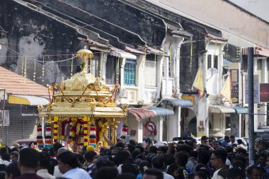 7 Şubat 2017 - Penang, Malezya: Hindu dindarlar, Tayland 'daki Küçük Hindistan' dan başlayıp Nattukott 'ta sona eren altın bir at arabası alayı ile başlayan Thaipusam kutlamaları sırasında Hindu tanrısı Lord Muruga' nın törensel ibadetini kutluyorlar