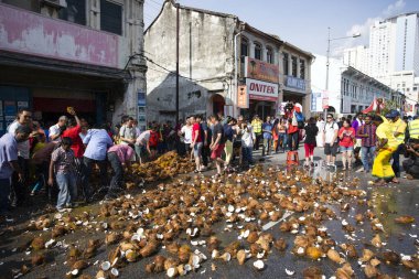7 Şubat 2017 - Georgetown, Penang, Malezya: Hindu festivali sırasında Georgetown, Penang, Malezya 'da düzenlenen Thayusam kutlamaları sırasında, dini at arabası geçit töreninden önce sokakları temizlemek için hindistan cevizi kabuğu kıran bir kalabalık. 