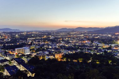 Rang Hill 'den Tay' daki Khao Rang olarak da bilinen Phuket Town siluetinin görüntüsü. Tayland, Phuket Adası 'nda yer almaktadır..