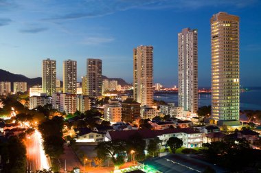 Malezya 'nın Penang Adası' ndaki Georgetown şehrinin alacakaranlıkta gökyüzü manzarası.