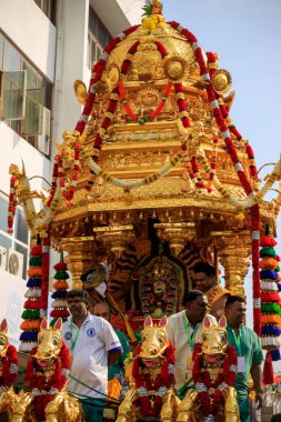 Penang, Malezya - 8 Şubat 2025: Hindu dindarlar, Tayland 'daki Küçük Hindistan' dan başlayıp Nattukotta 'da sona eren altın bir at arabası alayı ile başlayan Thaipusam kutlamaları sırasında Hindu tanrısı Lord Muruga' nın törensel ibadetini kutluyorlar.