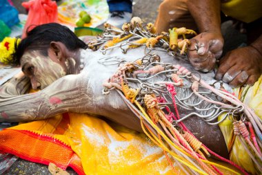 Penang, Malezya - 8 Şubat 2017: Thaipusam kutlamaları için piercingli bir dindar, Tamil Hindu festivali Tayland 'ın ilk dolunay gününde Pusam yıldızıyla çakışıyor. Festival, Lord Murugan 'ın.
