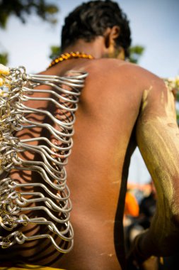 Penang, Malezya - 8 Şubat 2017: Thaipusam kutlamaları için piercingli bir dindar, Tamil Hindu festivali Tayland 'ın ilk dolunay gününde Pusam yıldızıyla çakışıyor. Festival, Lord Murugan 'ın.