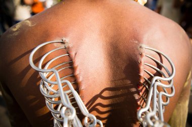 Penang, Malezya - 8 Şubat 2017: Thaipusam kutlamaları için piercingli bir dindar, Tamil Hindu festivali Tayland 'ın ilk dolunay gününde Pusam yıldızıyla çakışıyor. Festival, Lord Murugan 'ın.