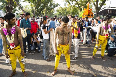 Penang, Malezya - 8 Şubat 2017: Thaipusam kutlamaları için piercingli bir dindar, Tamil Hindu festivali Tayland 'ın ilk dolunay gününde Pusam yıldızıyla çakışıyor. Festival, Lord Murugan 'ın.