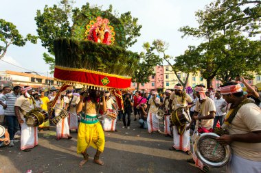 Penang, Malezya - 8 Şubat 2017: Thaipusam kutlamaları için piercingli bir dindar, Tamil Hindu festivali Tayland 'ın ilk dolunay gününde Pusam yıldızıyla çakışıyor. Festival, Lord Murugan 'ın.