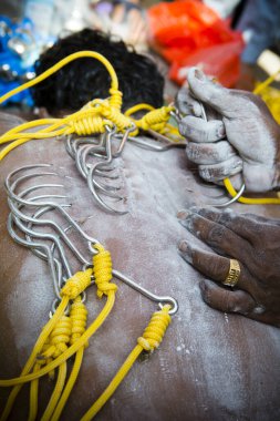 Penang, Malezya - 8 Şubat 2017: Thaipusam kutlamaları için piercingli bir dindar, Penang, Malezya 'da bir Tamil Hindu festivali Lord Murugan' ı kutlamak için kutlandı.