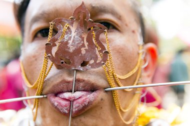 Penang, Malezya - 8 Şubat 2017: Thaipusam kutlamaları için piercingli bir dindar, Penang, Malezya 'da bir Tamil Hindu festivali Lord Murugan' ı kutlamak için kutlandı.