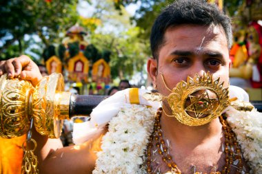 Penang, Malezya - 8 Şubat 2017: Thaipusam kutlamaları için piercingli bir dindar, Penang, Malezya 'da bir Tamil Hindu festivali Lord Murugan' ı kutlamak için kutlandı.