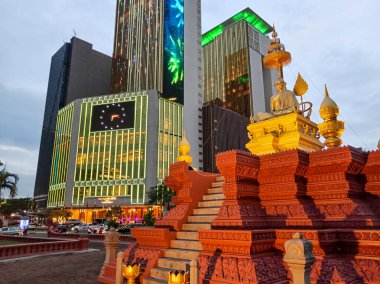 Phnom Penh, Kamboda - 23 Şubat 2025: Nagaworld Otel Kumarhanesi ve Kamboçya 'daki Samdech Choun Nath Heykeli' nin Alacakaranlık Şehir Manzarası.