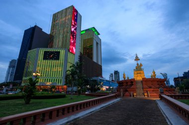 Phnom Penh, Kamboda - 22 Şubat 2025: Nagaworld Otel Kumarhanesi ve Kamboçya 'daki Samdech Choun Nath Heykeli' nin Alacakaranlık Şehir Manzarası.