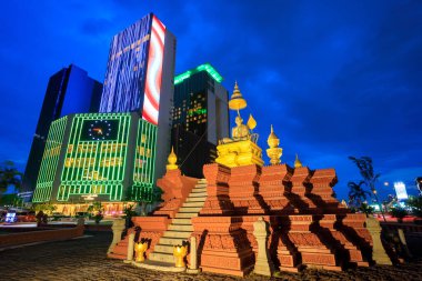 Phnom Penh, Kamboda - 22 Şubat 2025: Nagaworld Otel Kumarhanesi ve Kamboçya 'daki Samdech Choun Nath Heykeli' nin Alacakaranlık Şehir Manzarası.