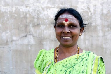 Penang, Georgetown - 7 Şubat 2017: Penang, Malezya 'da Tayland kutlamaları sırasında geleneksel sari giymiş bir Hindu kadının sokak portresi.