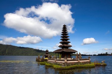 Pura Ulun Danu Beratan ya da Pura Bratan, Endonezya 'nın Bali kentinde bir Hindu Şayit tapınağıdır. Tapınak kompleksi Bedugul yakınlarındaki dağlarda Beratan Gölü kıyısında..