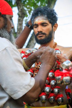 Penang, Malezya - 9 Şubat 2025: Thaipusam kutlamaları için piercingli bir dindar, Penang, Malezya 'da bir Tamil Hindu festivali Lord Murugan' ı kutlamak için kutlandı.