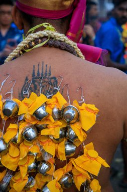 Penang, Malezya - 9 Şubat 2025: Thaipusam kutlamaları için piercingli bir dindar, Penang, Malezya 'da bir Tamil Hindu festivali Lord Murugan' ı kutlamak için kutlandı.