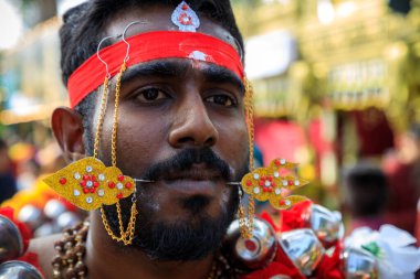 Penang, Malezya - 9 Şubat 2025: Thaipusam kutlamaları için piercingli bir dindar, Penang, Malezya 'da bir Tamil Hindu festivali Lord Murugan' ı kutlamak için kutlandı.