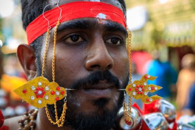 Penang, Malezya - 9 Şubat 2025: Thaipusam kutlamaları için piercingli bir dindar, Penang, Malezya 'da bir Tamil Hindu festivali Lord Murugan' ı kutlamak için kutlandı.