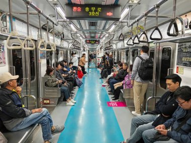 Seul, Kore - 19 Ekim 2024: Güney Kore metro sisteminde gidip gelen Koreli banliyö sakinleri.