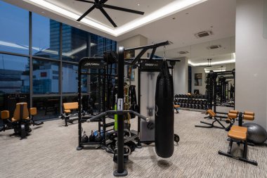 Bangkok, Tayland - 24 Mart 2025: Bangkok, Tayland 'da bulunan lüks bir apartman sağlık kulübü olan Marque Sukhumvit' in İçi.