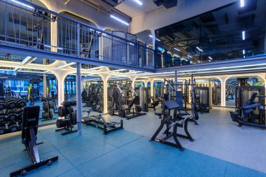 Phuket, Tayland - 13 Mart 2025: Phuket, Tayland 'da bulunan modern bir spor salonu ve spor salonu olan Delta 55' in iç görünümü.