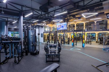 Phuket, Tayland - 13 Mart 2025: Phuket, Tayland 'da bulunan modern bir spor salonu ve spor salonu olan Delta 55' in iç görünümü.