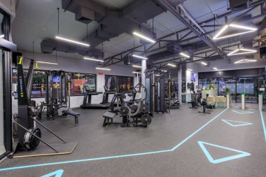 Phuket, Tayland - 13 Mart 2025: Phuket, Tayland 'da bulunan modern bir spor salonu ve spor salonu olan Delta 55' in iç görünümü.